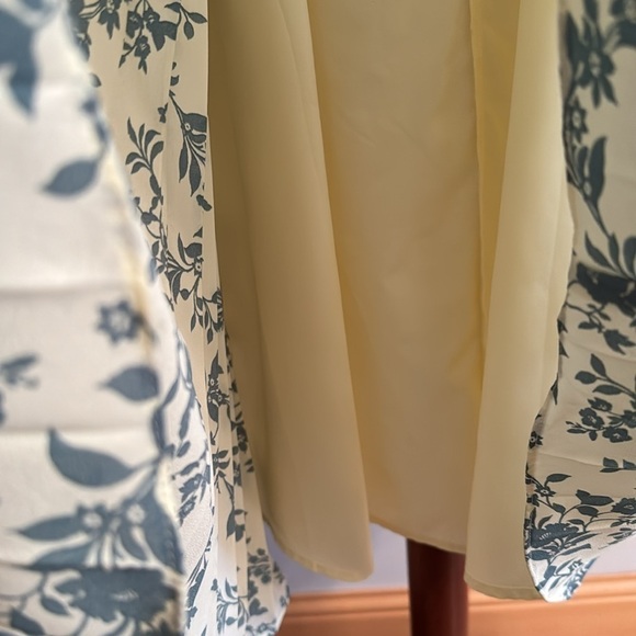 LOFT Light Yellow and Blue Floral Pleated Dress in XS/S - Picture 10 of 11